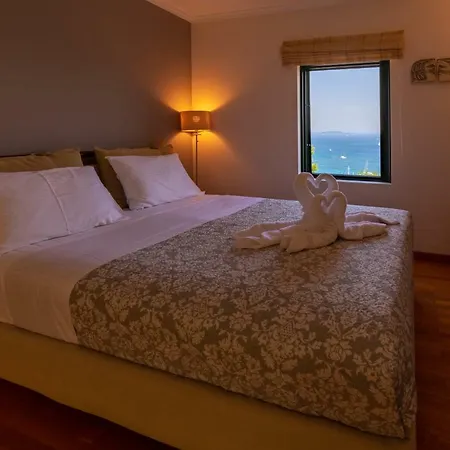 Bay 1 , Corfu קומנון